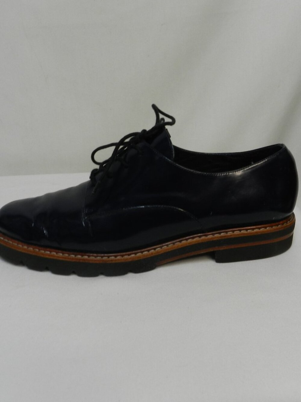 Stuart Weitzman Metro Oxford Size 7.5 Navy blue patent leather lace up brogues